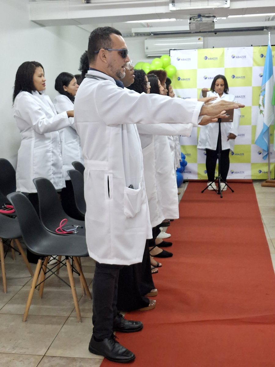 Alunos do Técnico em Enfermagem da Abazze Técnica durante o juramento na Cerimônia do Jaleco
