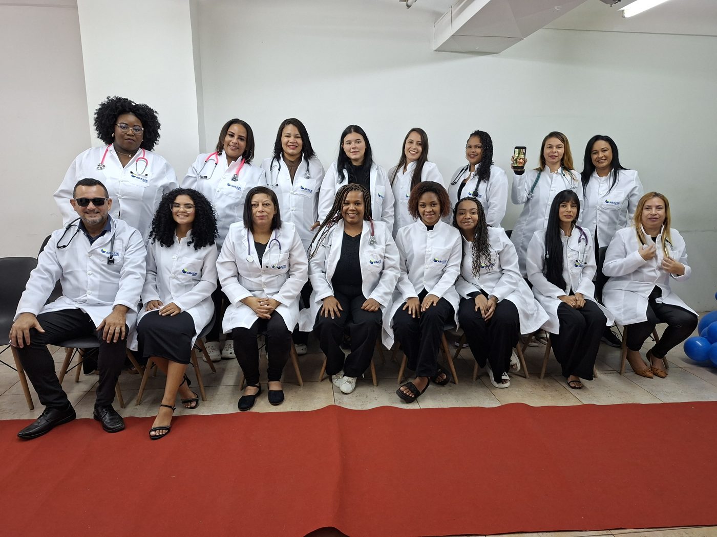 Turma do curso Técnico em Enfermagem da Abazze Técnica na Cerimônia do Jaleco, em Alcântara, São Gonçalo